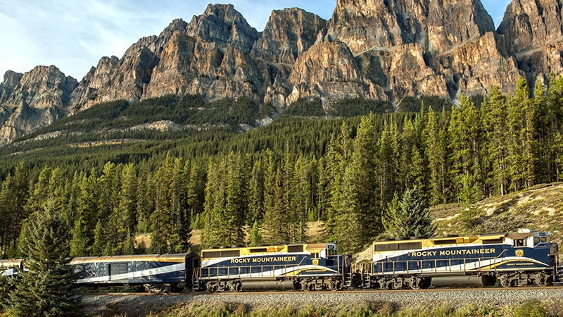 Rocky Mountaineer: Luxury Experience between Denver and Moab, UT – 2 Days w/hotel overnight
